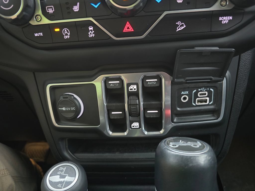 Used 2018 Jeep Wrangler Unlimited Sahara w/ Cold Weather Group AWD/4WD image 31