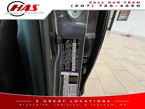 Used 2017 Toyota Camry SE w/ Moonroof Package FWD image 18