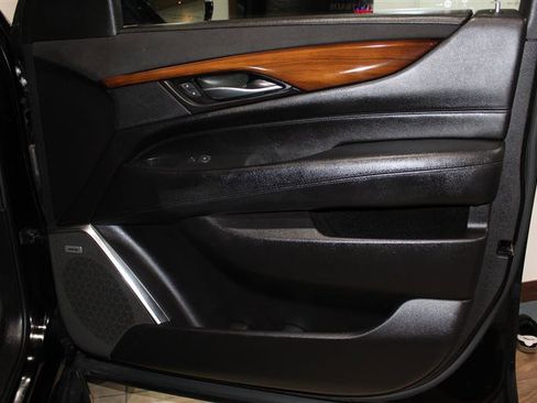 Used 2017 Cadillac Escalade Luxury image 34