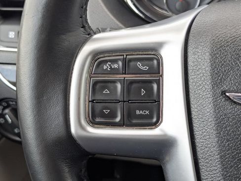 Used 2012 Chrysler Town & Country Touring FWD image 27