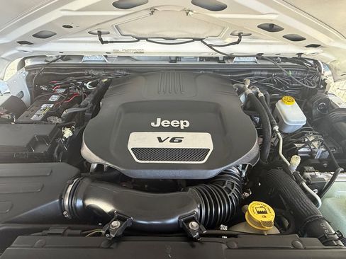 Used 2015 Jeep Wrangler Unlimited Sport w/ Connectivity Group AWD/4WD image 20