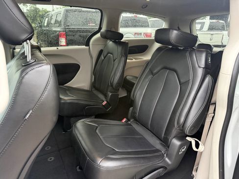 Used 2023 Chrysler Pacifica Touring-L FWD image 12