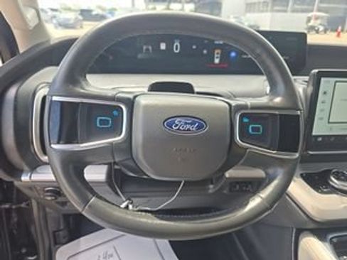 Used 2025 Ford Expedition Active AWD/4WD image 8