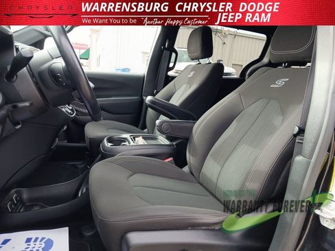 Used 2021 Chrysler Pacifica Touring w/ S Appearance Package image 13