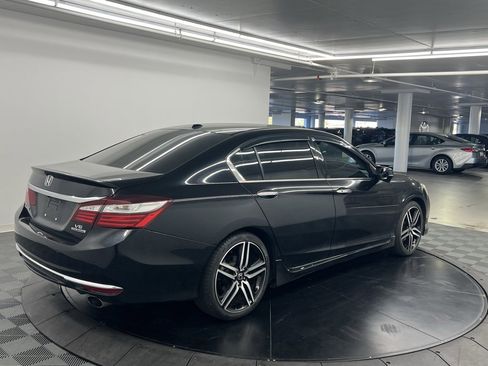 Used 2016 Honda Accord Touring image 3