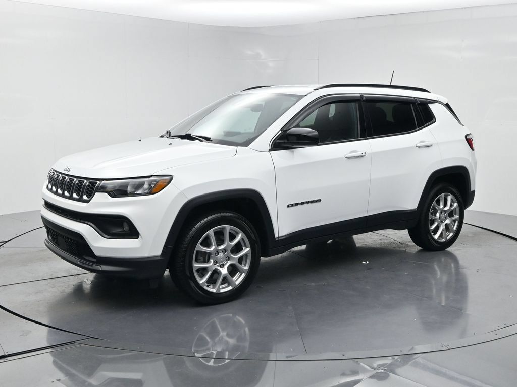 Used 2024 Jeep Compass Latitude AWD/4WD image 1