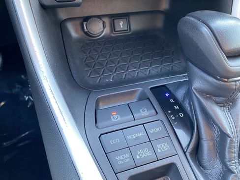 Used 2021 Toyota RAV4 LE image 18