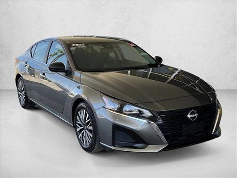 Used 2025 Nissan Altima 2.5 SV FWD image 5