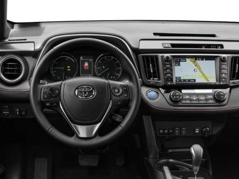 Used 2018 Toyota RAV4 SE AWD/4WD image 4