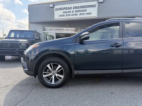 Used 2018 Toyota RAV4 XLE AWD/4WD image 11