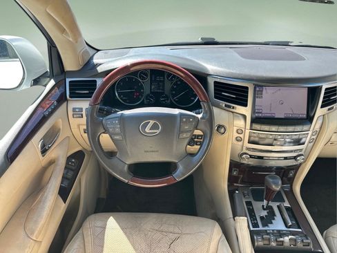 Used 2013 Lexus LX 570 4WD w/ Luxury Pkg image 16