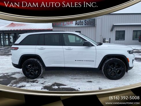 Used 2024 Jeep Grand Cherokee Altitude image 1