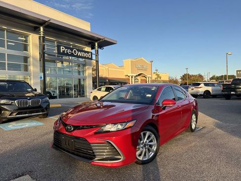 Used 2023 Toyota Camry LE image 3