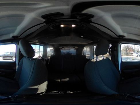 Used 2025 Jeep Wrangler Sahara image 41