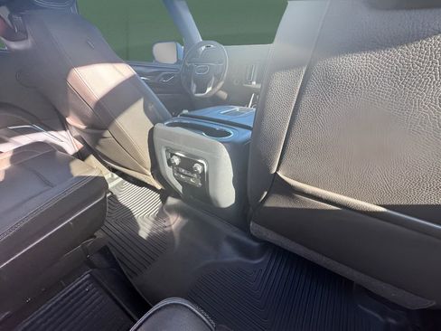 Used 2021 GMC Yukon XL Denali image 9