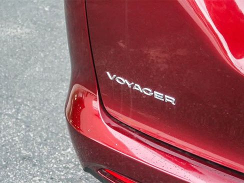 Used 2021 Chrysler Voyager Lxi image 9