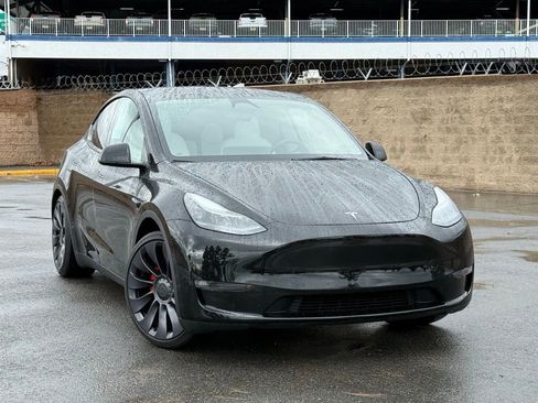 Used 2025 Tesla Model Y Performance image 2