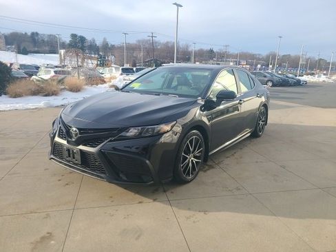 Used 2023 Toyota Camry SE w/ Cold Weather Package image 3