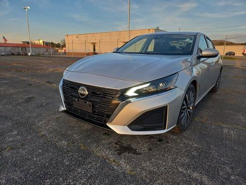 Used 2023 Nissan Altima 2.5 SV image 1