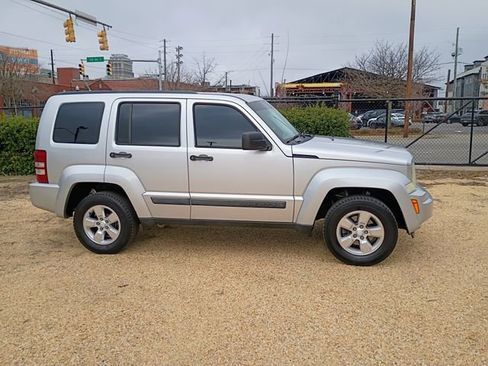 Used 2012 Jeep Liberty Sport image 18