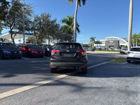 Used 2018 Honda HR-V LX image 8