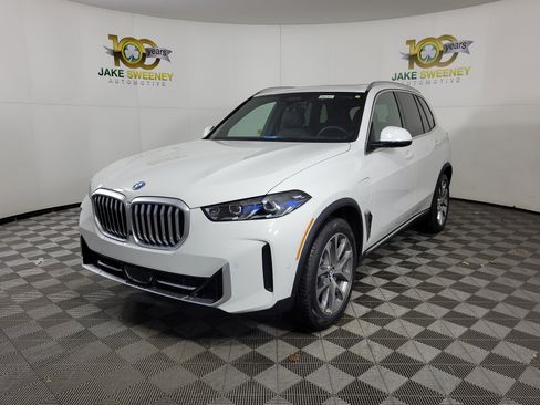 New 2026 BMW X5 xDrive50e image 3