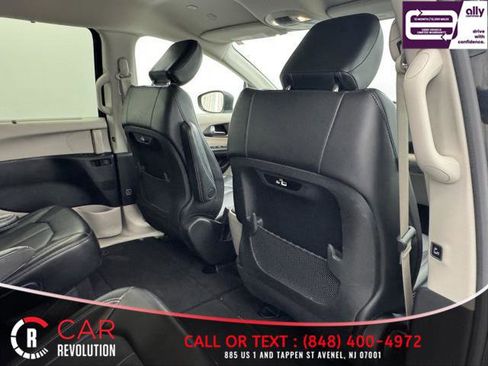 Used 2023 Chrysler Pacifica Touring-L FWD image 55