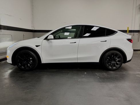 Used 2021 Tesla Model Y 2WD image 9