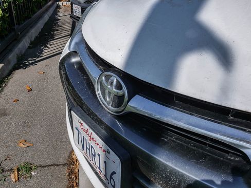 Used 2017 Toyota Camry LE FWD image 4