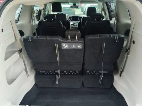 Used 2017 Chrysler Pacifica Touring-L FWD image 11