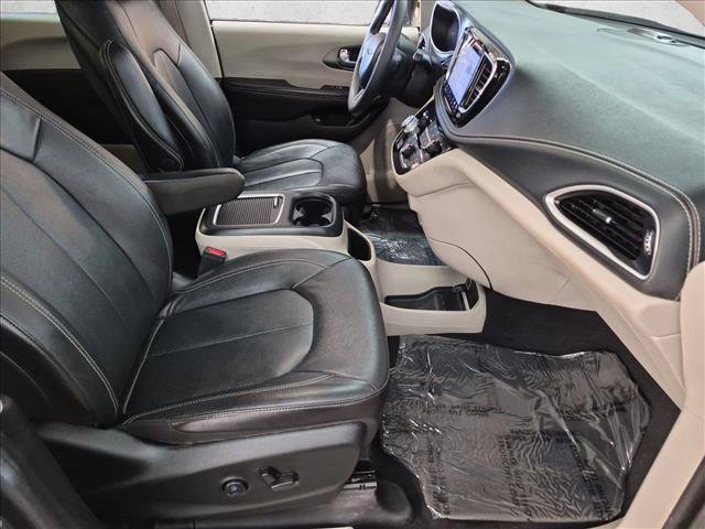 Used 2022 Chrysler Pacifica Touring-L w/ Uconnect Theater Family Group FWD image 30