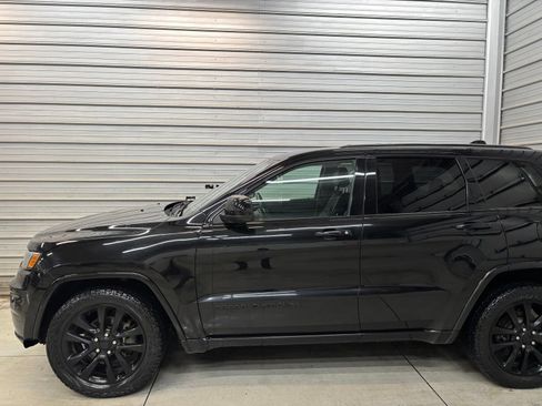 Used 2017 Jeep Grand Cherokee Altitude AWD/4WD image 3