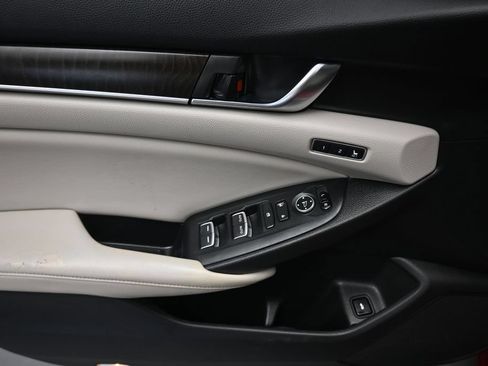 Used 2018 Honda Accord Touring image 10