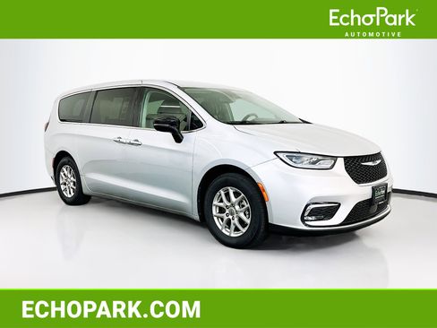 Used 2024 Chrysler Pacifica Touring-L image 1