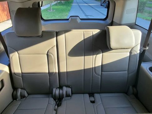 Used 2017 Chevrolet Suburban LT RWD image 9