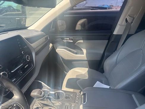 Used 2021 Toyota Highlander XLE AWD/4WD image 18