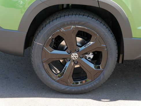 New 2025 Volkswagen Taos SE image 5