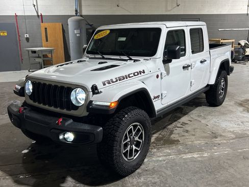 Used 2025 Jeep Gladiator Rubicon w/ Convenience Group AWD/4WD image 2