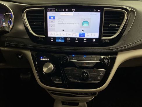 Used 2023 Chrysler Pacifica Touring-L image 25