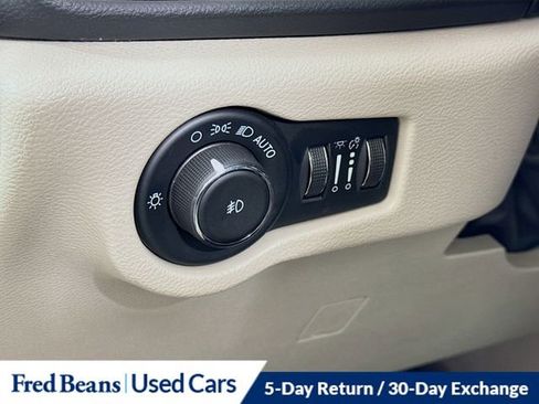 Used 2023 Chrysler Pacifica Touring-L FWD image 11
