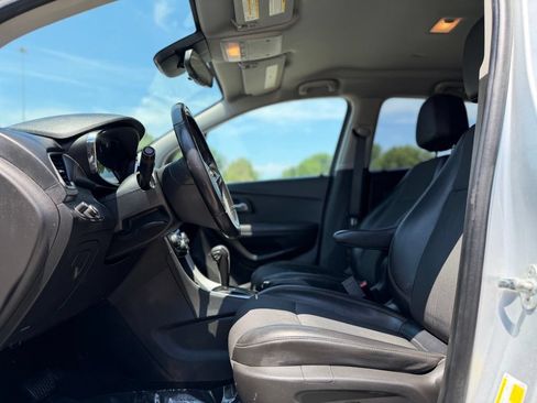Used 2020 Chevrolet Trax LT w/ LT Convenience Package FWD image 18