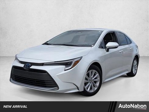 Used 2024 Toyota Corolla XLE image 1