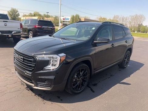 Used 2023 GMC Terrain SLE w/ Driver Convenience Package FWD image 2