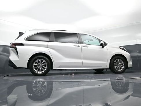 Used 2024 Toyota Sienna XLE image 47