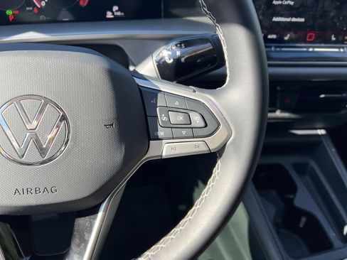 Certified 2025 Volkswagen Tiguan SE image 19