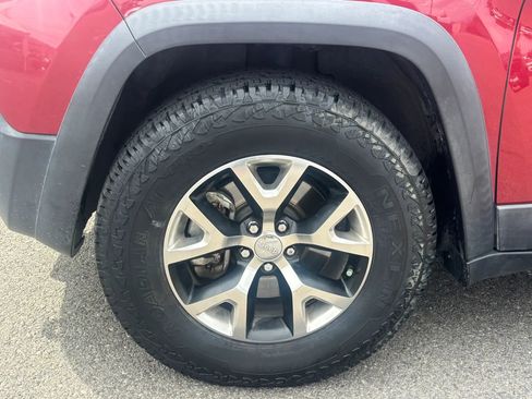 Used 2017 Jeep Cherokee Trailhawk AWD/4WD image 6