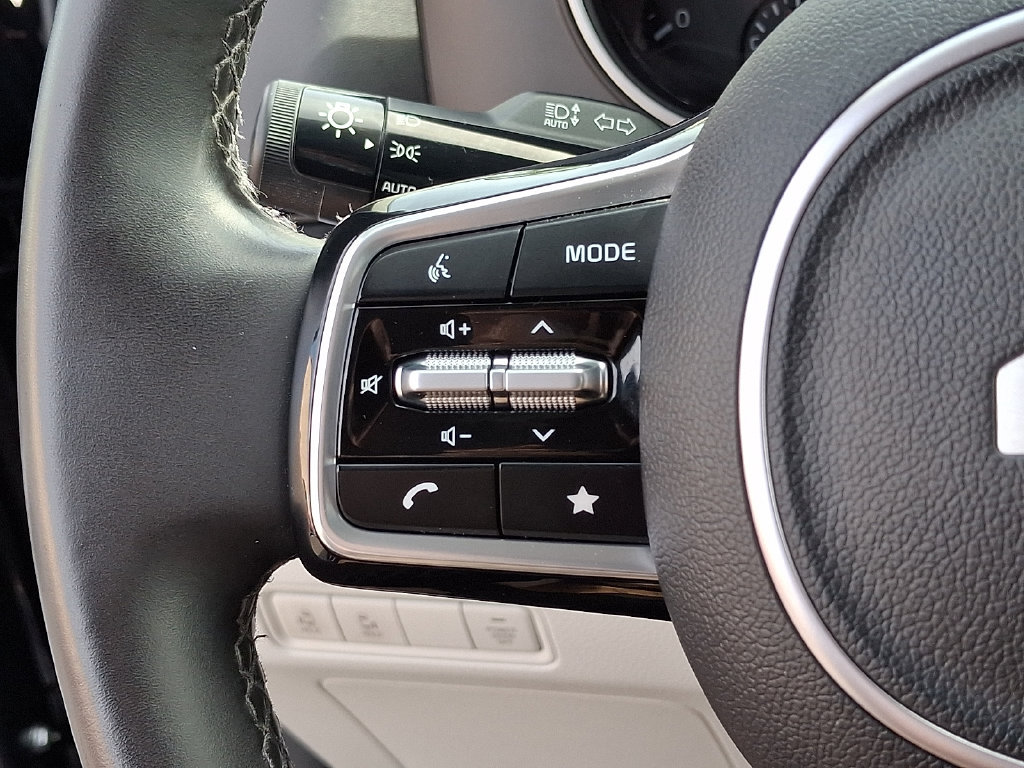 Used 2024 Kia Carnival LX FWD image 21