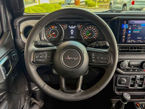 Used 2025 Jeep Wrangler Unlimited Sport AWD/4WD image 28