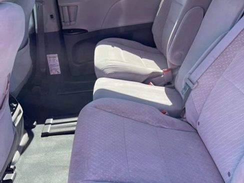 Used 2020 Toyota Sienna LE w/ Carpet Mat Package FWD image 11