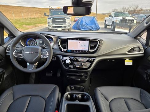 New 2026 Chrysler Pacifica Select AWD/4WD image 14